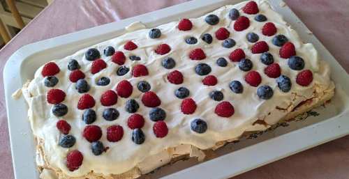 Glutenfri pinocchiotårta - marängtårta med bär
