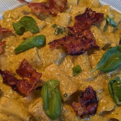 Pasta med morotspesto och bacon